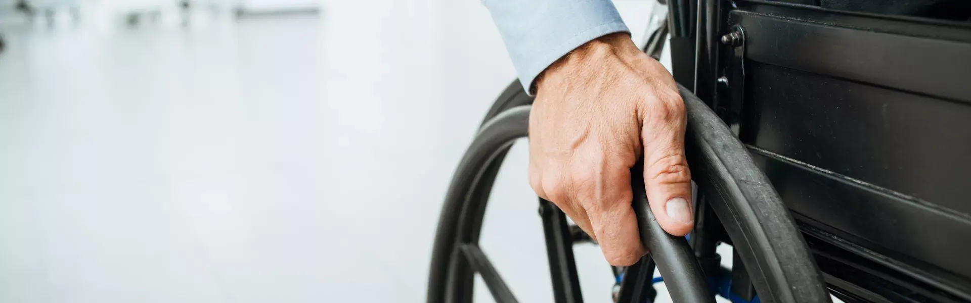 człowiek na wózku inwalidzkim