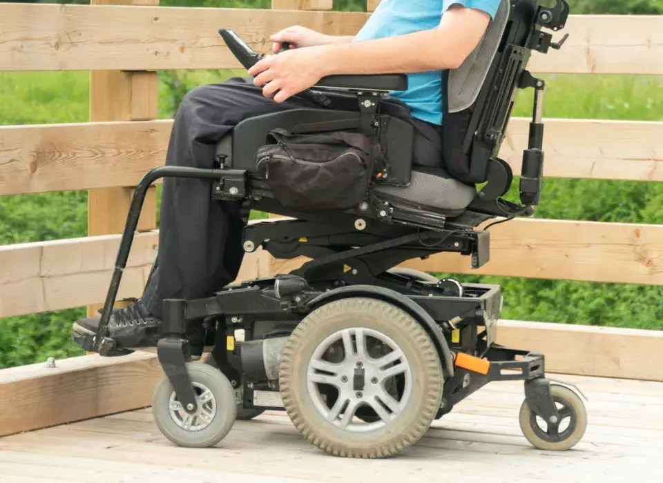 osoba na elektrycznym wózku inwalidzkim